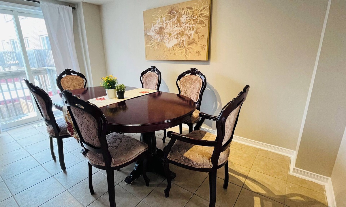 Hurontario House | Heartland Retreat/Pearson 15 min/Square One 9 min
