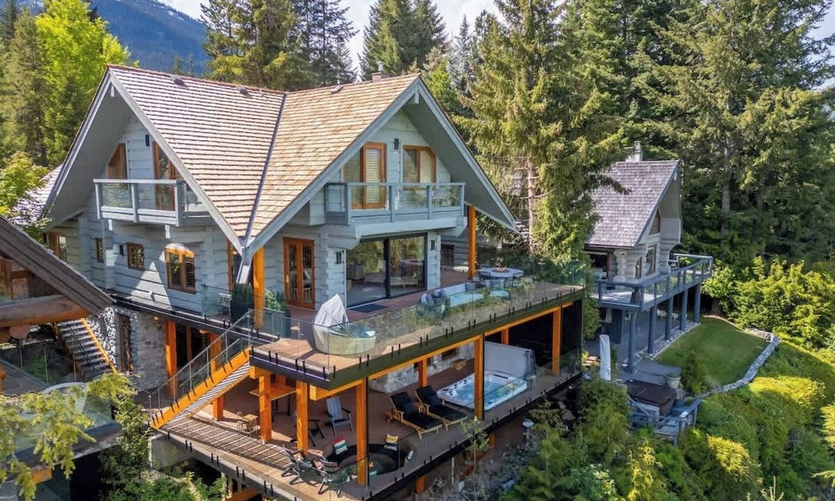 Blueberry Hill House | Heron Views | Whistler Village | Stunning Views