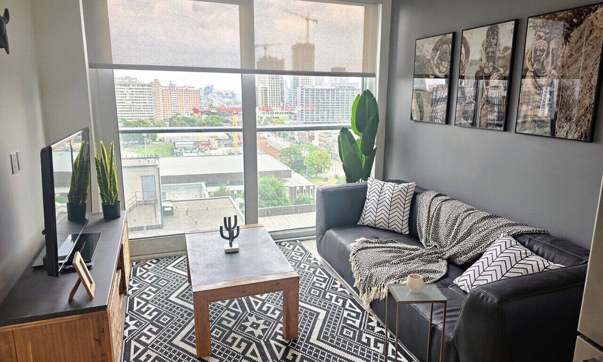 Downtown Toronto Apartment | High-End 1BR Apt with Stunning Views and Pool Access