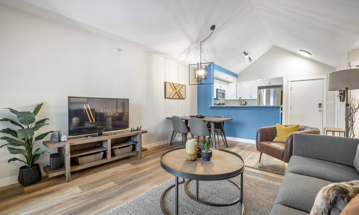 Invermere Apartment | High Noon | Top Floor | Pool | Hot Tub | Gym