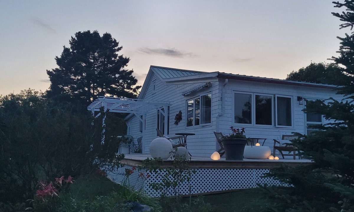 Ketch Harbour Cottage | Hill House is a seaside cottage, 25 min from downtown Halifax. Fully Winterized