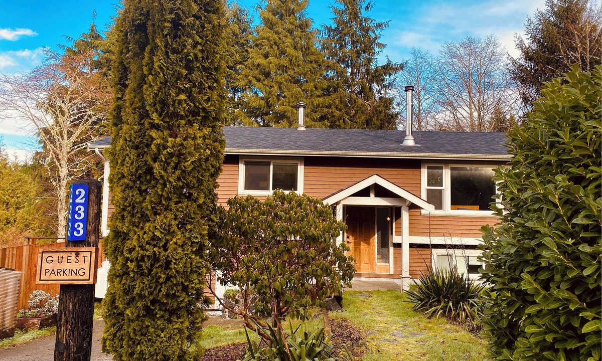 Ucluelet House | Hilltop Cottage w/Sauna - 3-bedroom home with sauna & heated outdoor shower!