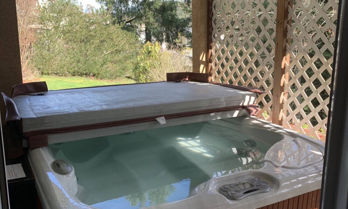 Langford House | Hilltop Retreat | Private Hot Tub Pet-Friendly Secluded 2BR Escape