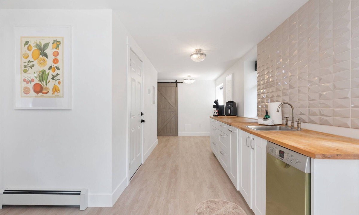 Grandview-Woodland House | Historical Lux 2BD suite | stocked kitchenette | free parking | welcome gift