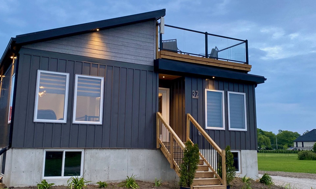 Port Albert House | HOT TUB, ROOFTOP PATIO AND SUNSET LAKE VIEWS! Dogs welcome!