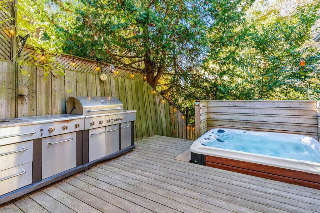 Broadview North Villa | Hot Tub with Backyard Play Area