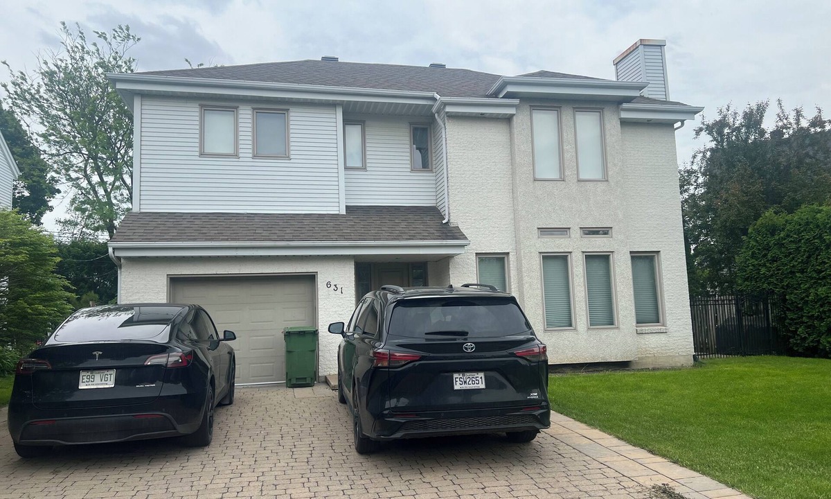L'Ile-Bizard House | House with 3 floors and pool. Very cozy and chalet like. Near golf course.