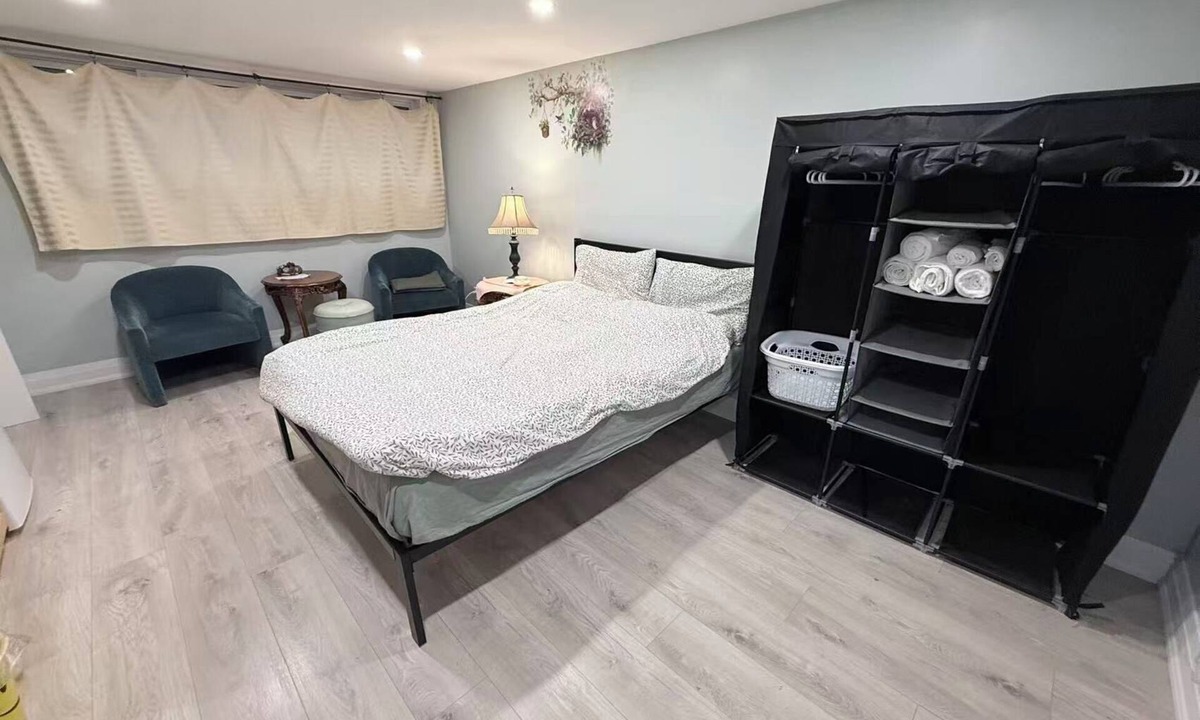 Aurora Apartment | Ideal Bachelor Suite For Couples/Singles in Aurora