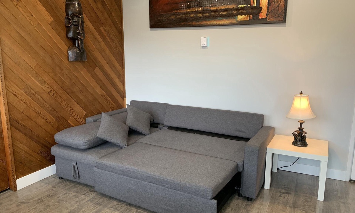 Aldergrove Apartment | IDEAL FOR GROUP STAYS - 3 bedrooms, 3 bathrooms, 2 kitchens