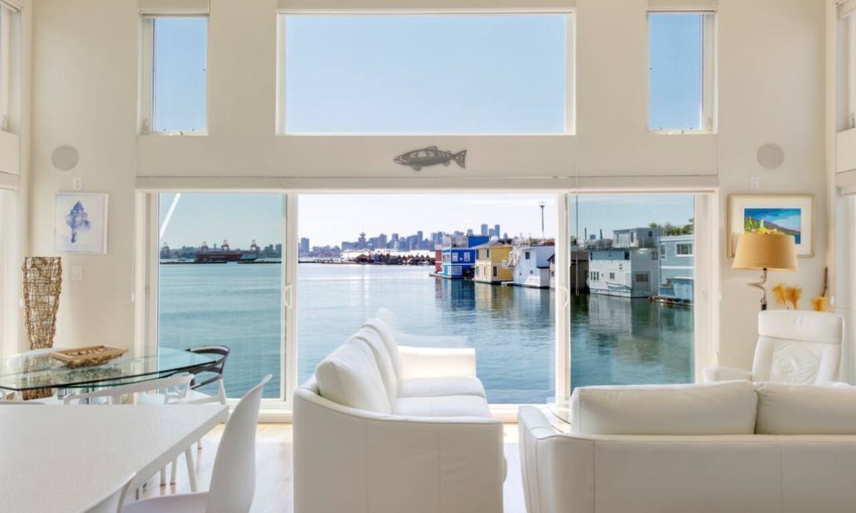 Lower Lonsdale Boat Rental | Immerse Yourself in a Classy & Cozy Floating Home with a View! Pets welcome.