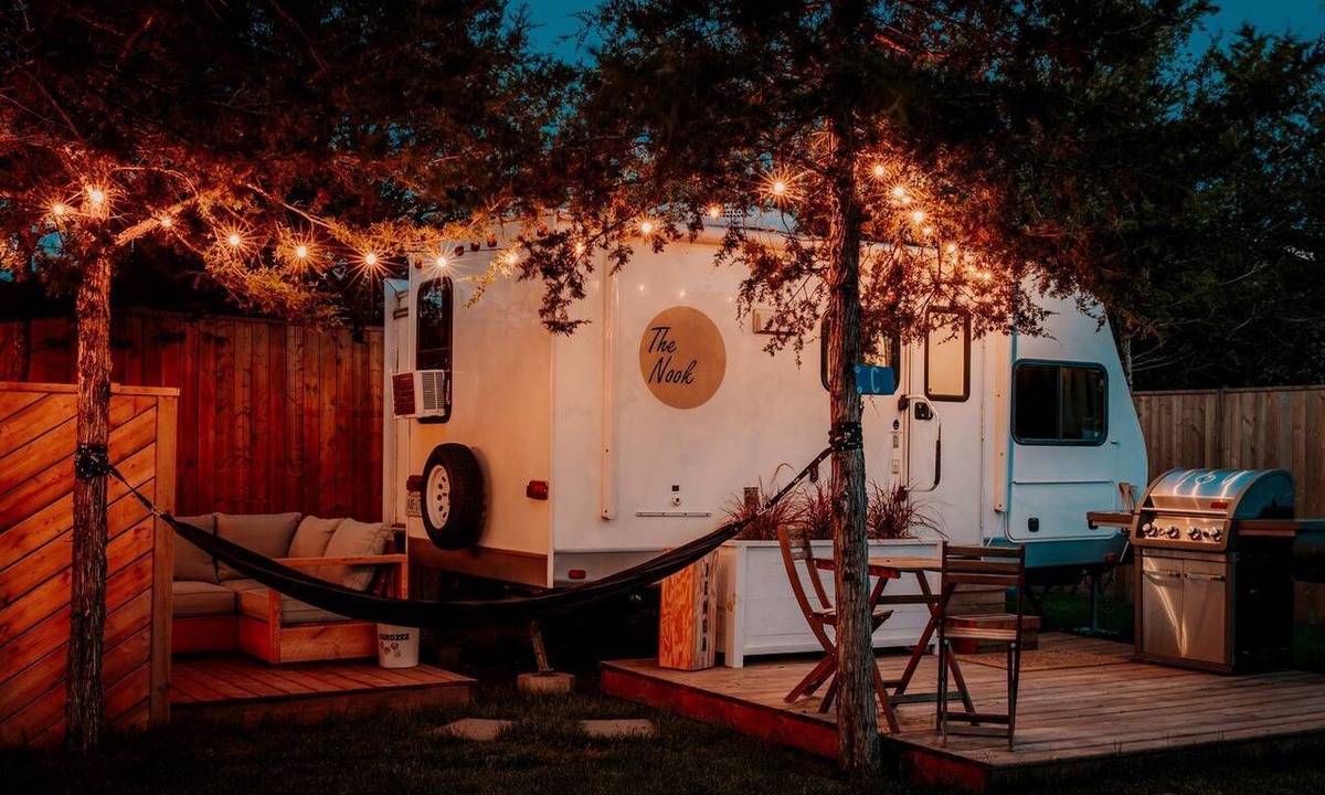 Tyendinaga Mohawk Territory House | Incredible Caravan with Fire Pit and Games in Deseronto, Ontario