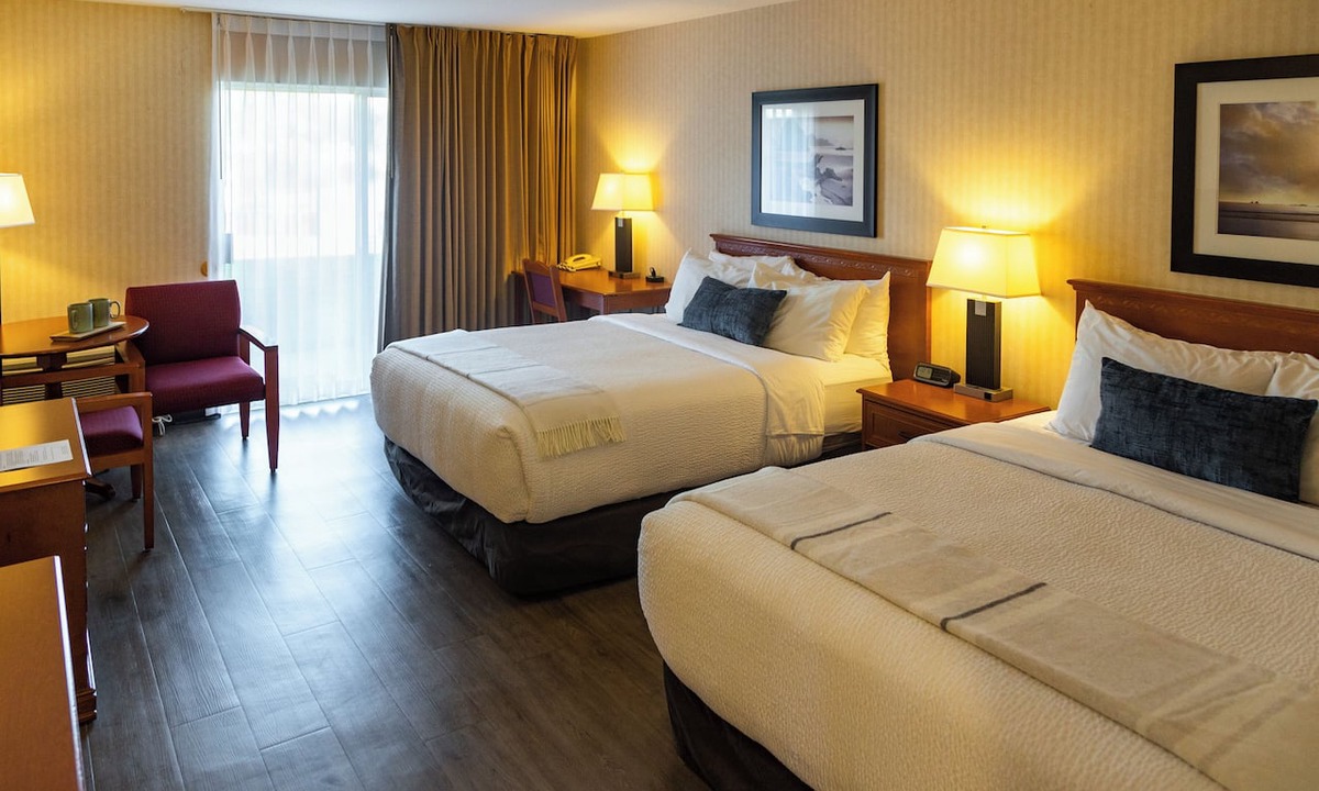 Regional District of Nanaimo Hotel | Inn On Long Lake