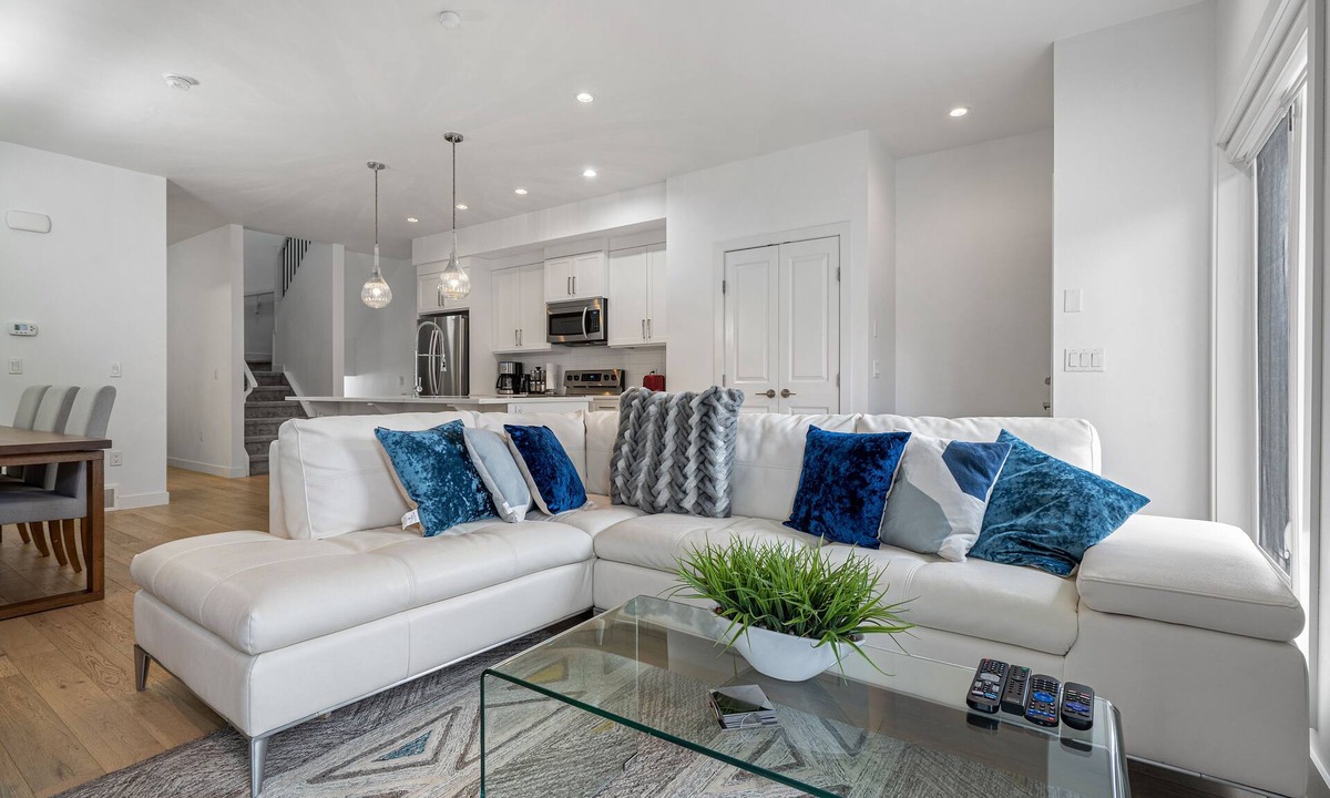Hillhurst House | Kensington Calgary House, 3BR, 20 Min to Downtown