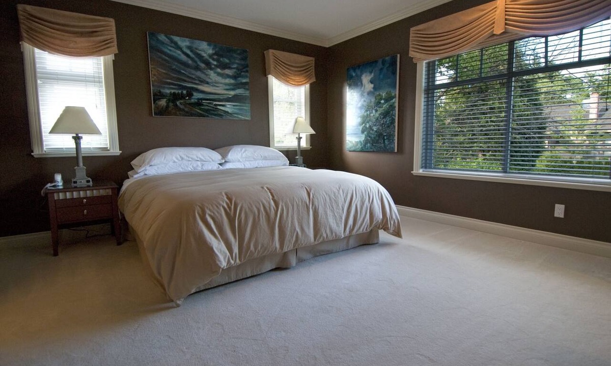 Shaughnessy Bed & Breakfast | King bed, en-suite bathroom w/separate tub/shower