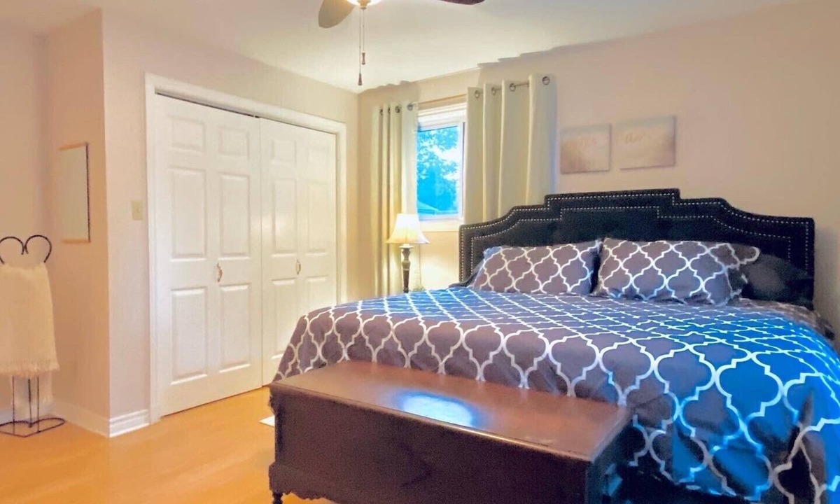 Goderich House | KingBed,Sleeps10+,SmrtTV,BBQ,Gym,FireTable,FullKitchen. All in walking distance.