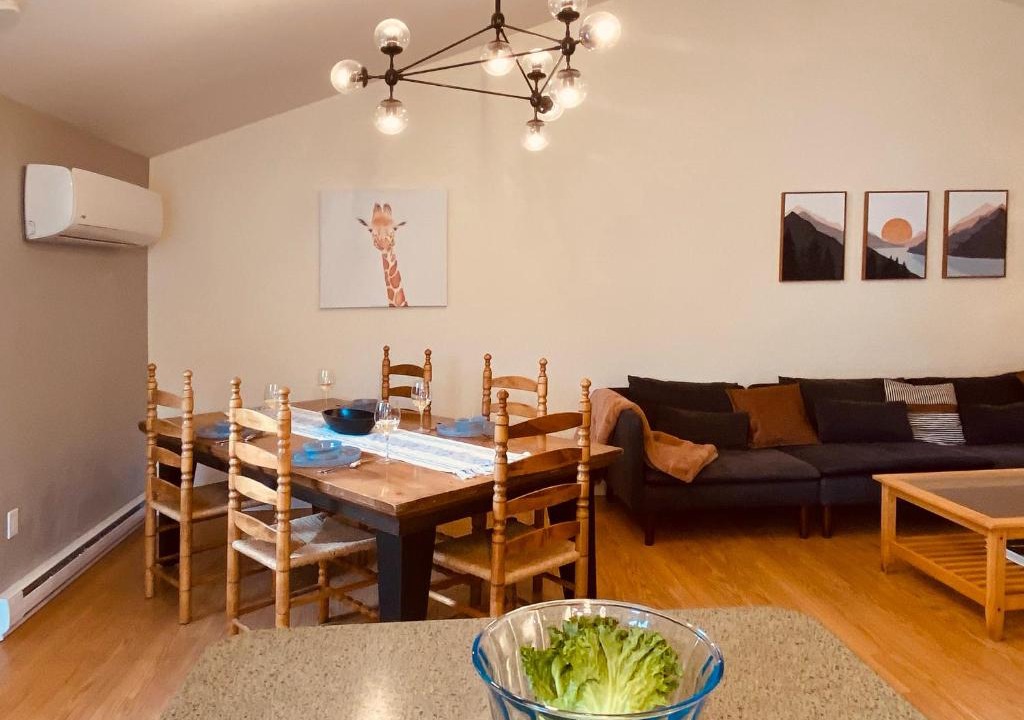 Inner Harbour Apartment | KingstonStays The Neighbourhood, Expansive loft, free parking