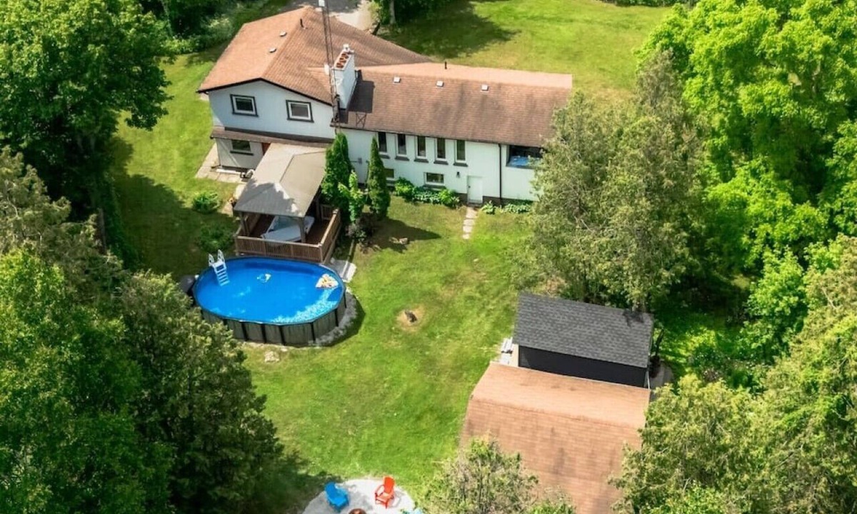 Cookstown Cottage | La-Datcha Cottage,Hot Tub,Sauna,Pool,20 AcresLand
