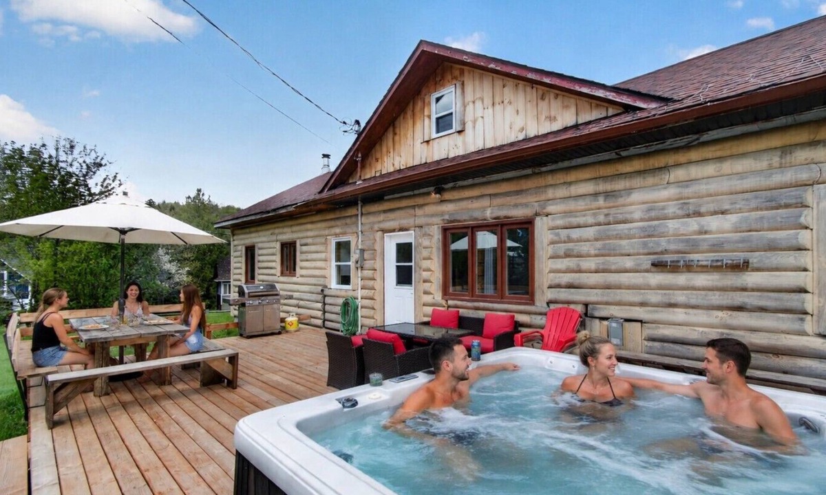St-Adolphe-d'Howard Ski Chalet | Lake Cabin - 4BR with private SPA, wifi and babyfoot