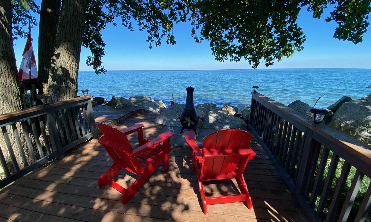 Leamington Cottage | Lake Erie's charming 4 season Lake Houz with BBQ, Fire Pit & more