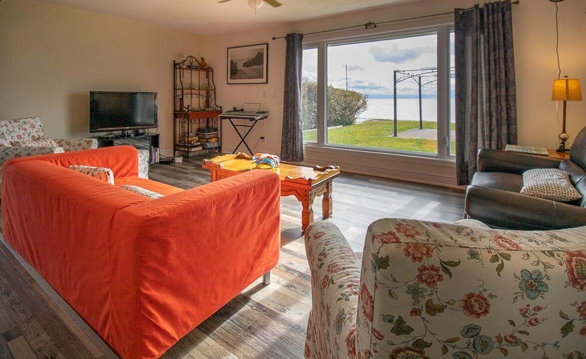 Dunnville Cottage | Lake Erie Waves - Great Views of Lake Erie, Beach just 5 minutes away!