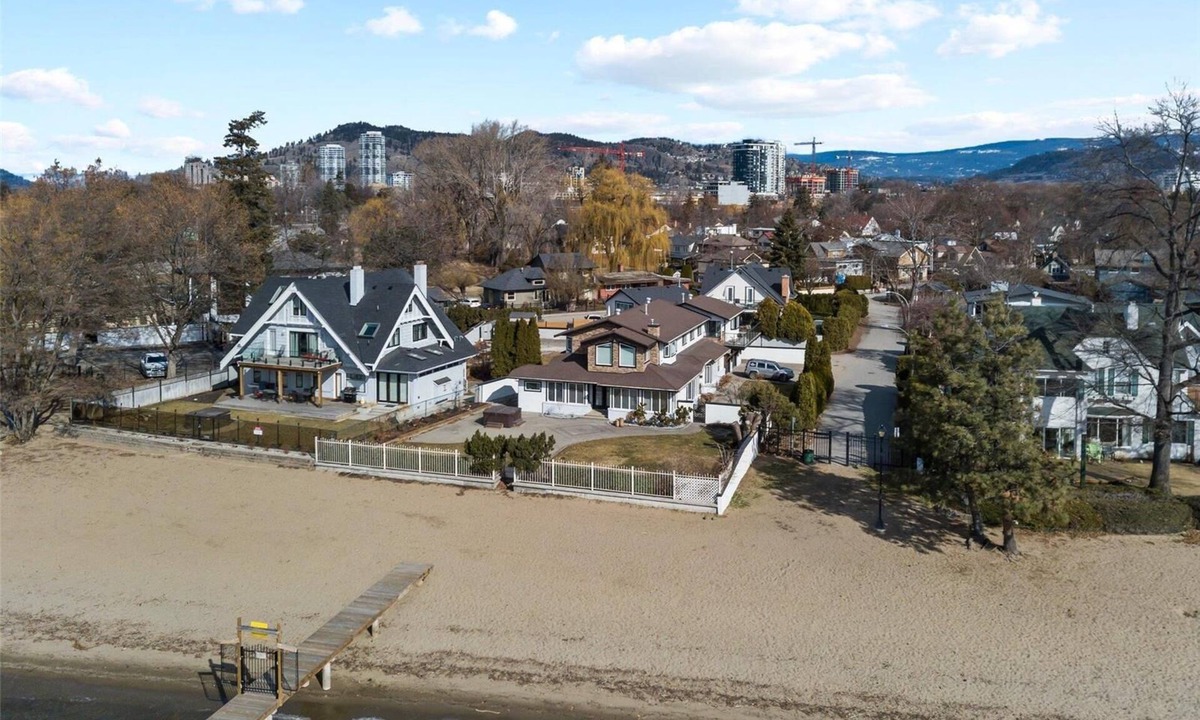 South Central House | Lake Front 5 bedroom house walking distance to DT Kelowna