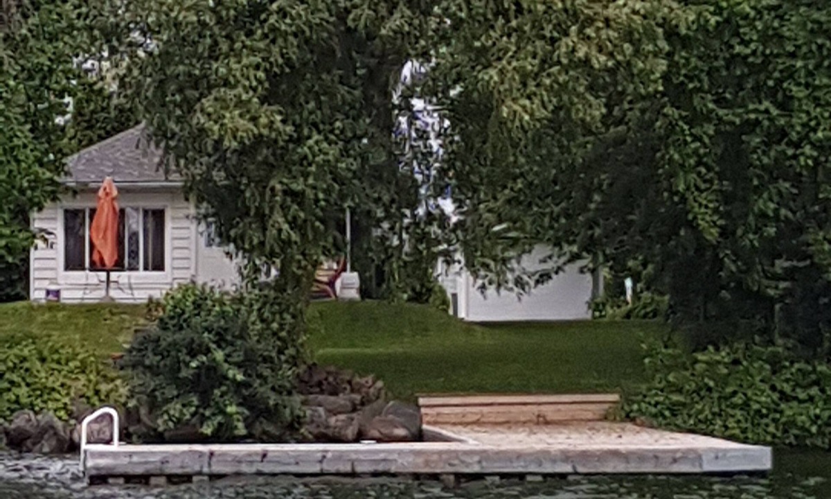 Innisfil Cottage | Lake front cottage with private dock 4 Bedroom 2 bathroom