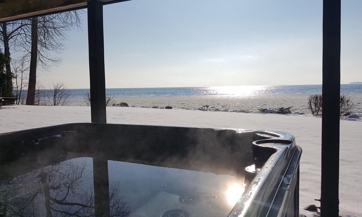 Oro Station Cottage | Lake Simcoe Very Rare Southern Exposure Timberframe Waterfront With Hot Tub
