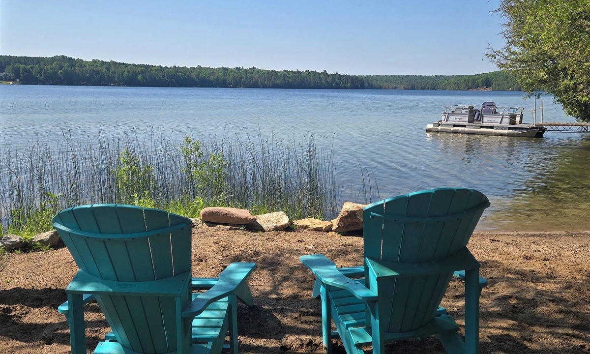 Admaston/Bromley Cabin | Lakefront cabin for 2 with hot tub close to 4 golf courses within 25 mins.