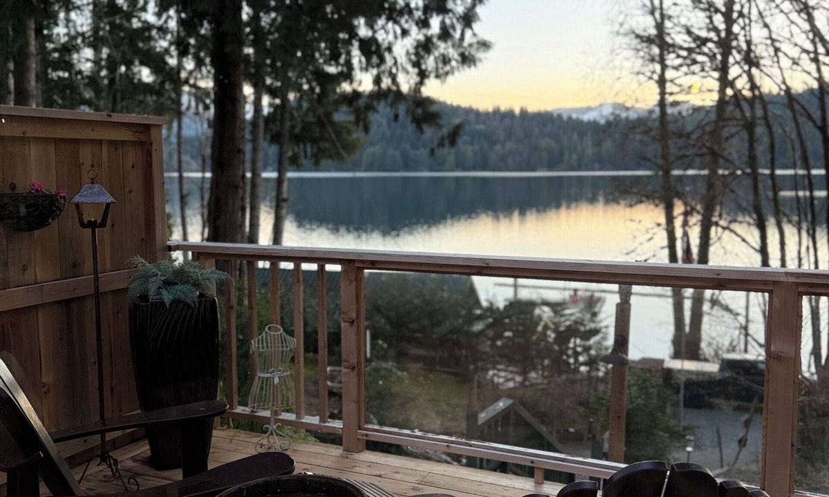 Youbou Cottage | LAKEFRONT -w- HOT TUB 100+yr Old Railway Cottage