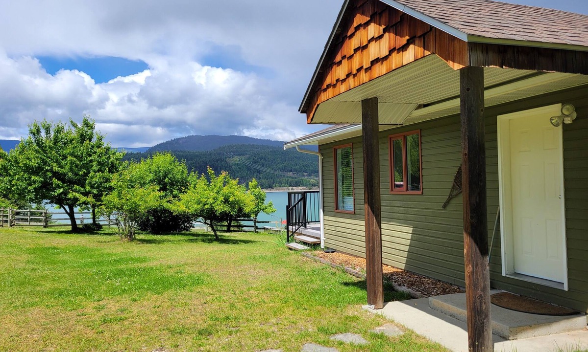Fauquier Cottage | Lakeshore Cottage with Sandy Beach on Arrow Lake
