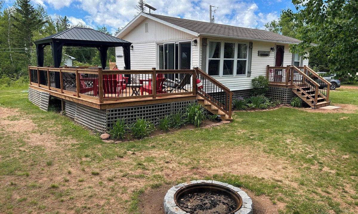 Morell Cottage | Lakeside Beach Cottage "Salty Shores" Lic #2031037