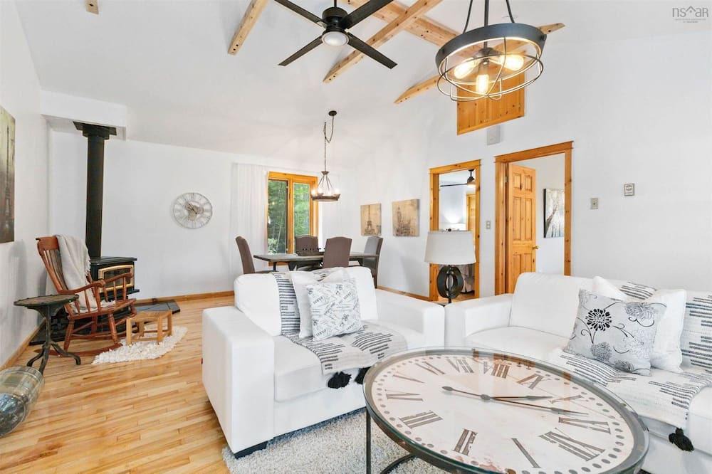 Molega Cottage | Lakeside cottage with private beach