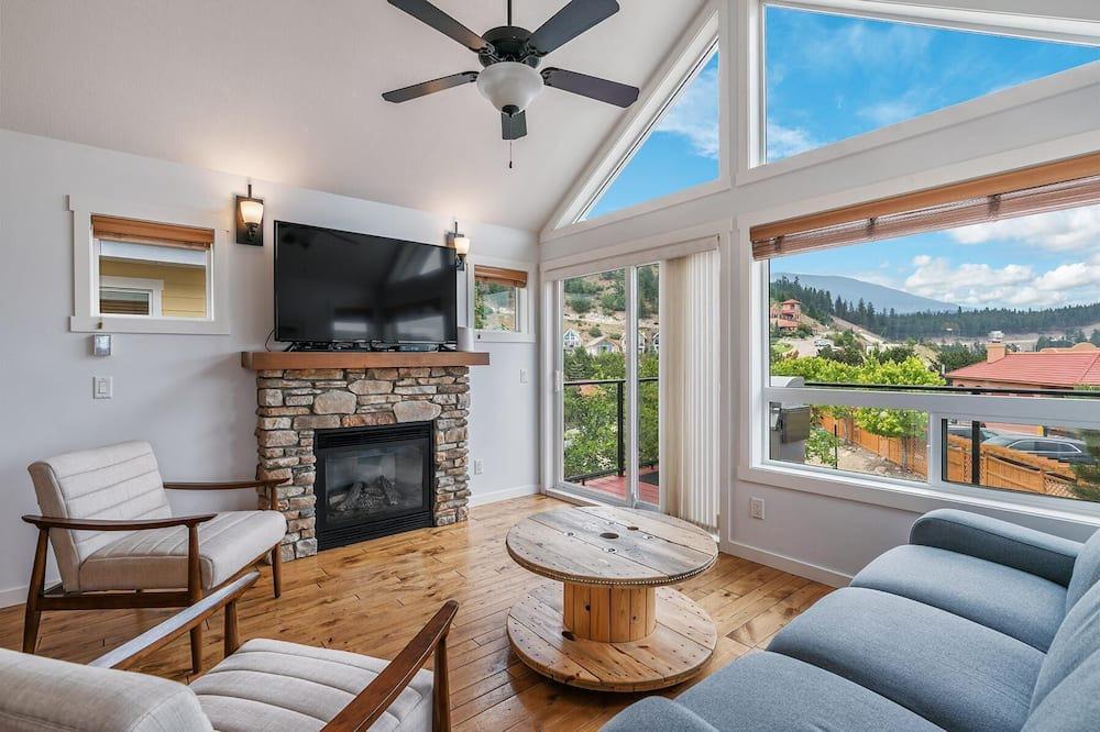 Central Okanagan Cottage | Lakeside cottage along La Casa Cottage Resort