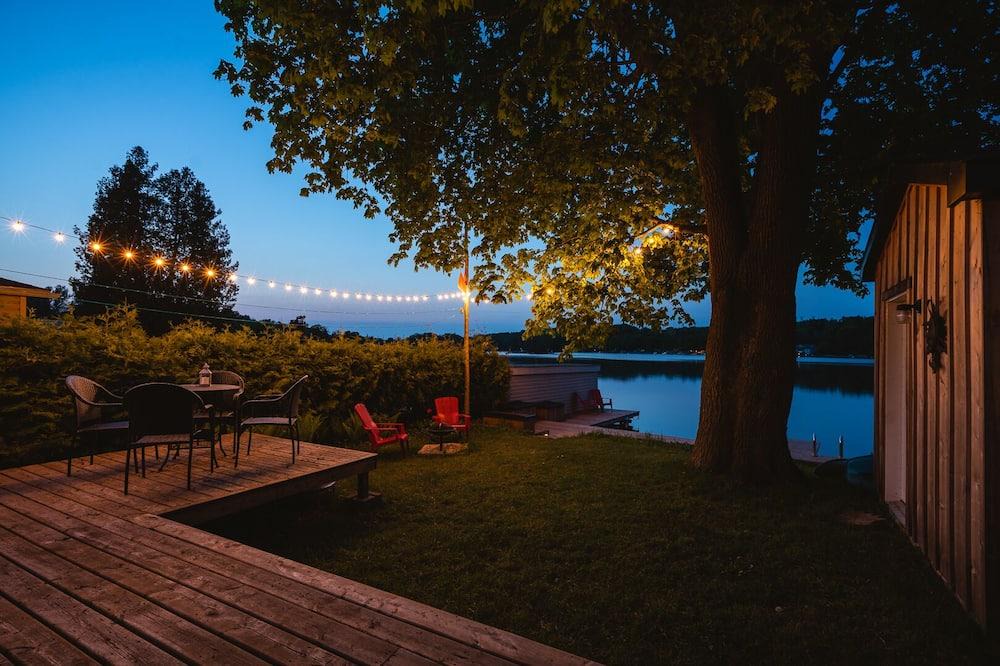 Brockton Cottage | Lakeside Haven With Firepit & Bbq: Waterfront Cottage for Unforgettable Retreat