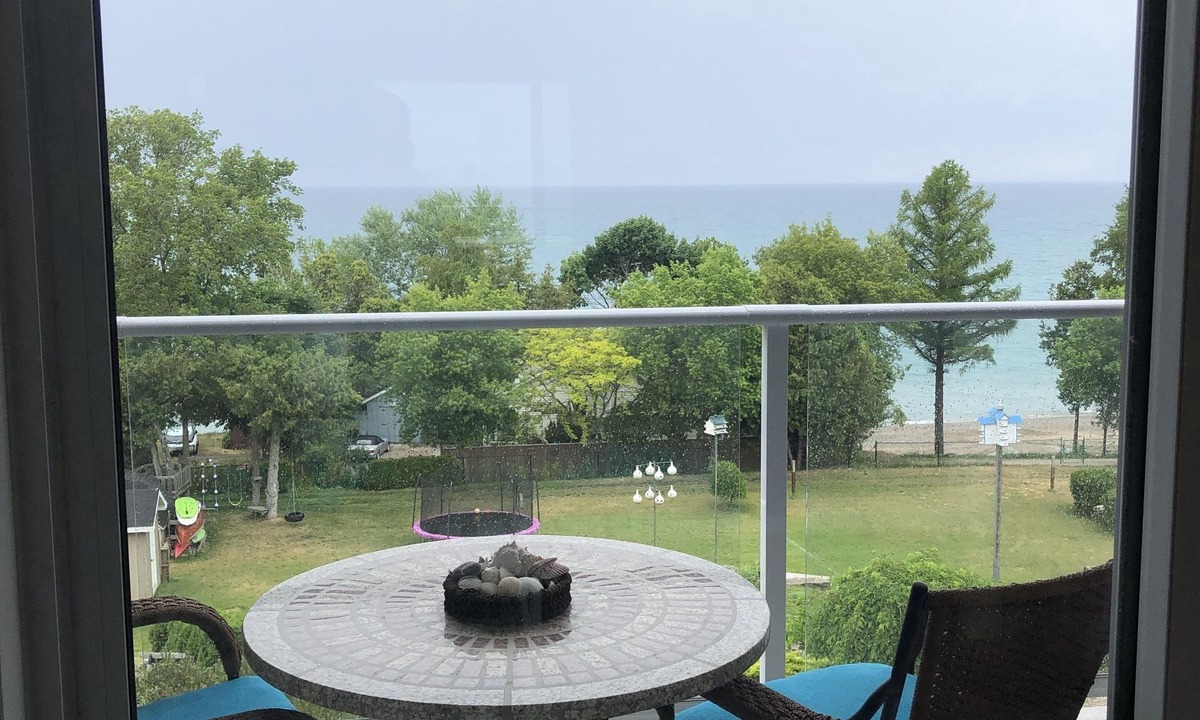 Kincardine House | Lakeside Terrace: 1br Kincardine Waterfront Suite