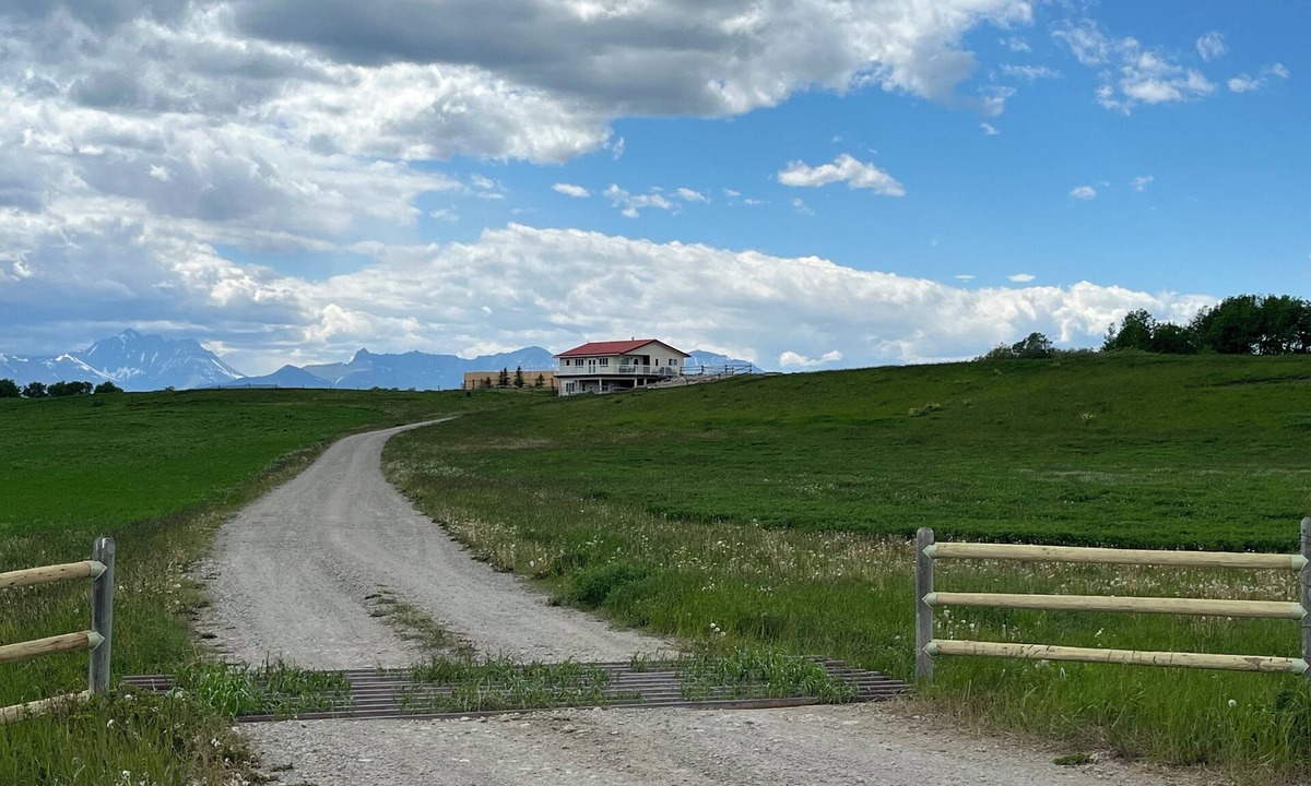Mountain View House | Lakeview Lodge beside Payne Lake & close to Waterton Lakes National Park