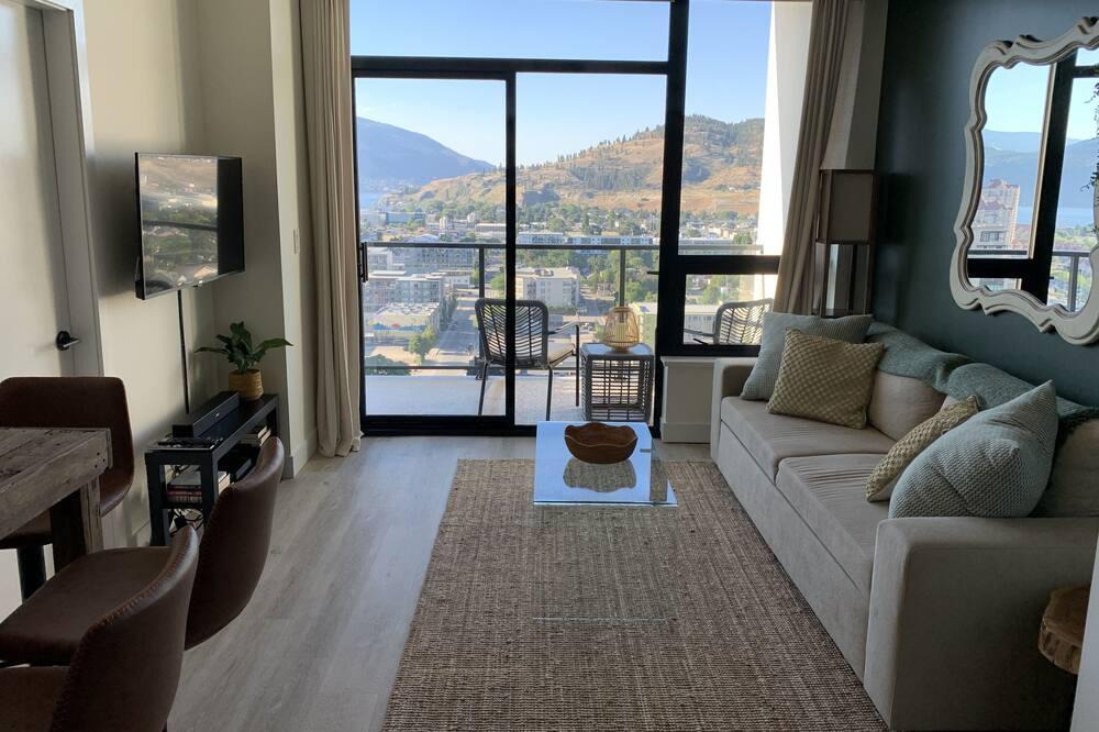 Downtown Kelowna Apartment | Lakeview Oasis! Gorgeous 1-bdrm Sub-penthouse. Sleeps 4