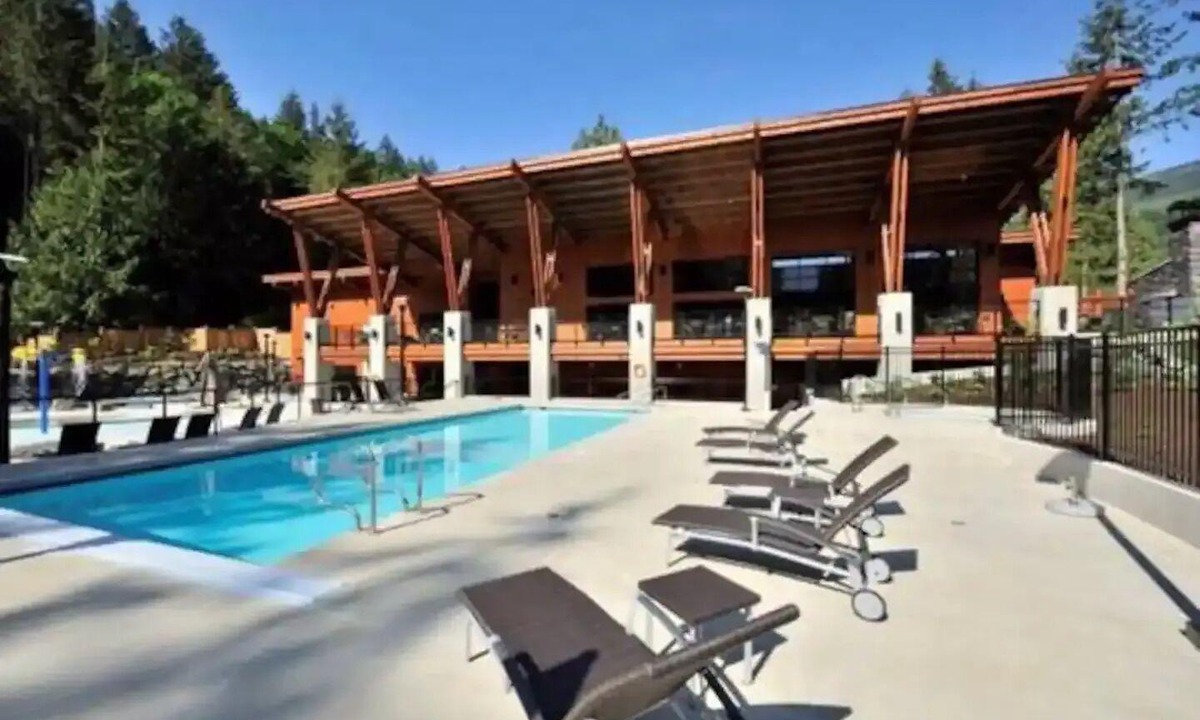 Lindell Beach Apartment | Large 3BR Cottage w/Hot Tub, Pool, Patio & BBQnn