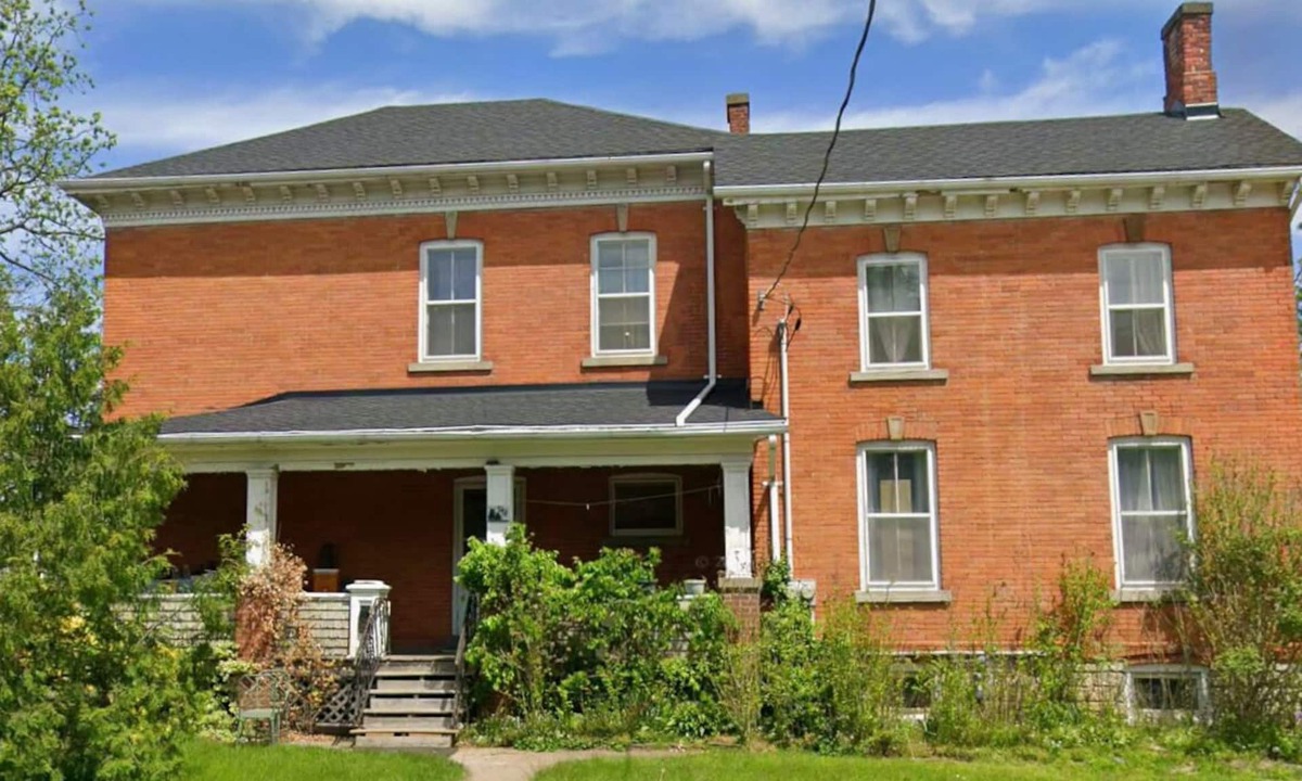 St. Catharines House | Large 7 Bedroom Heritage Home in St. Catharines Sleeps 17 Comfortably