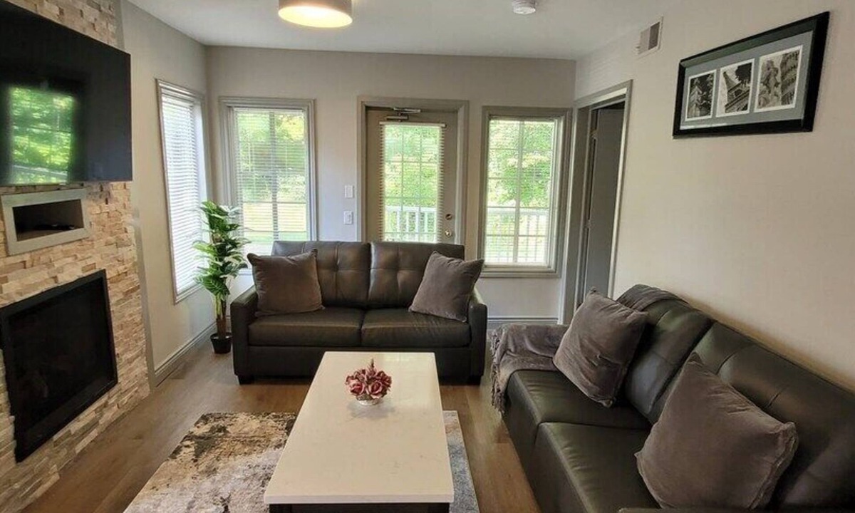 Oro-Medonte House | Large Corner Townhome @Carriage!