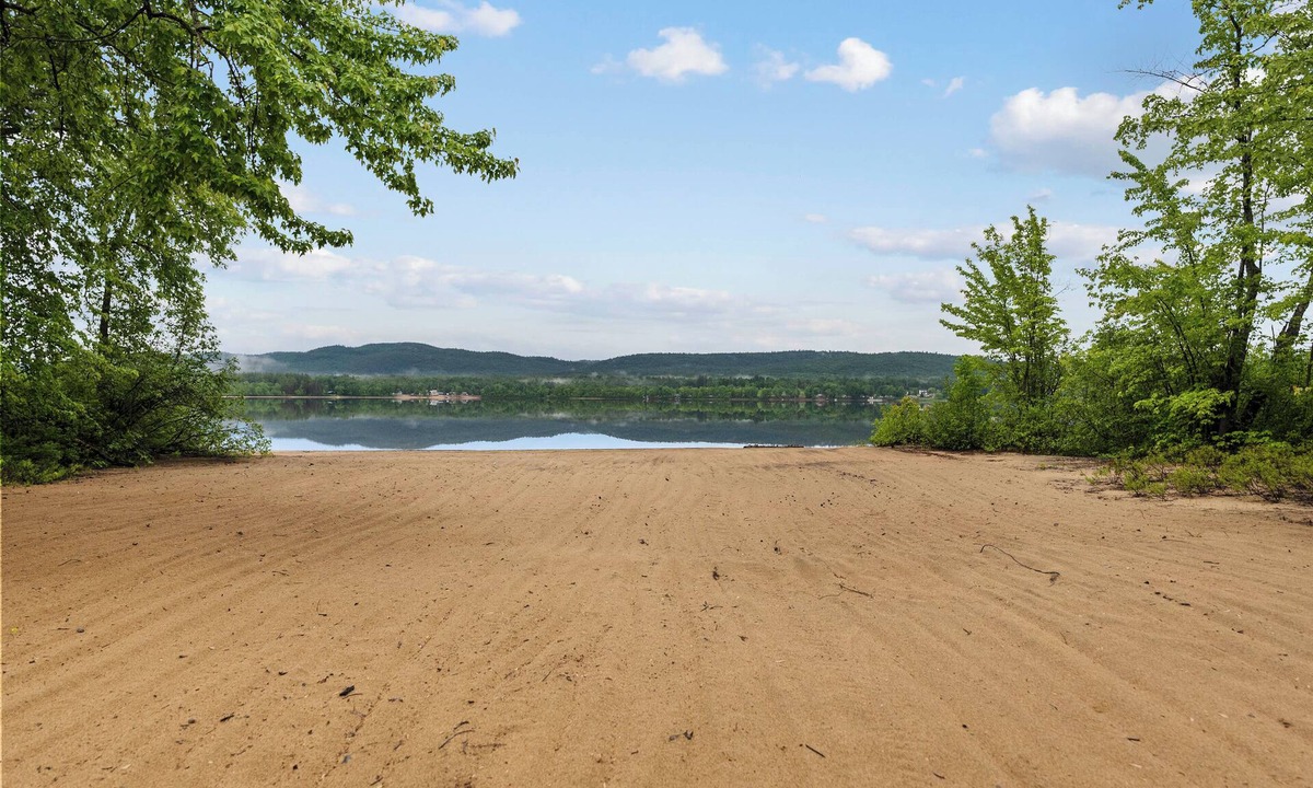 L'Isle-aux-Allumettes Cottage | Large family-friendly sandy beachfront cottage on the Ottawa River