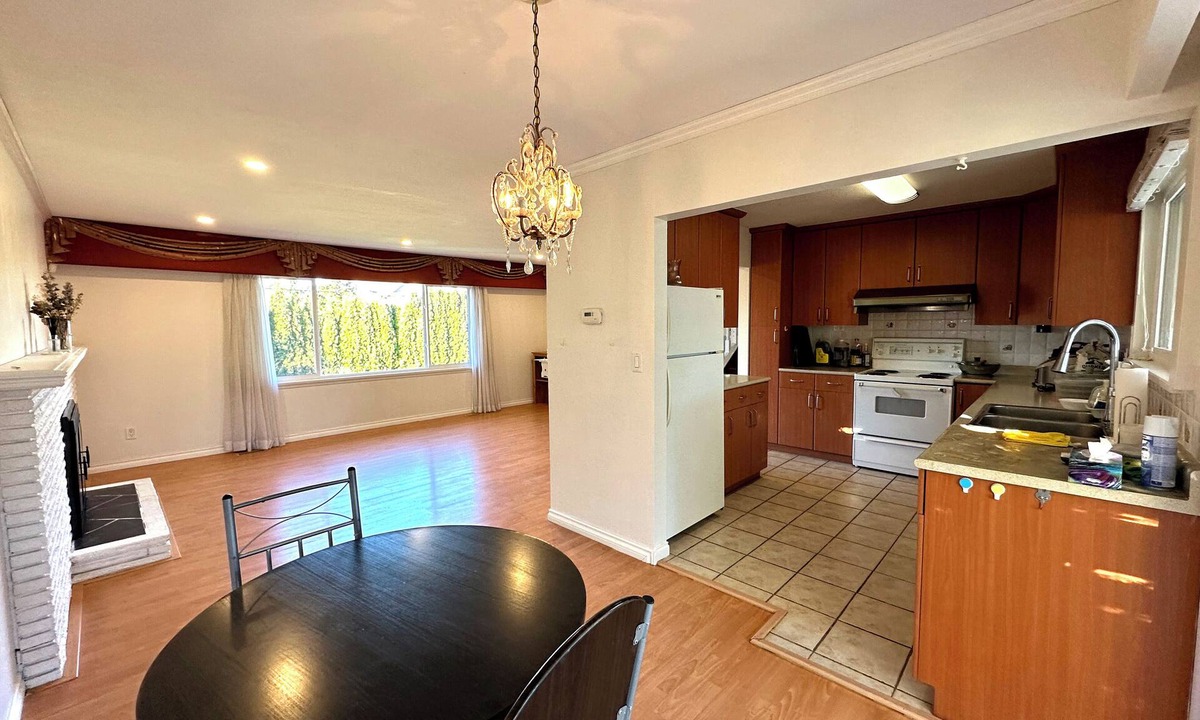 Richmond House | Large House 5 Bedrooms with Kitchen & Laundry Near YVR Airport & Transit