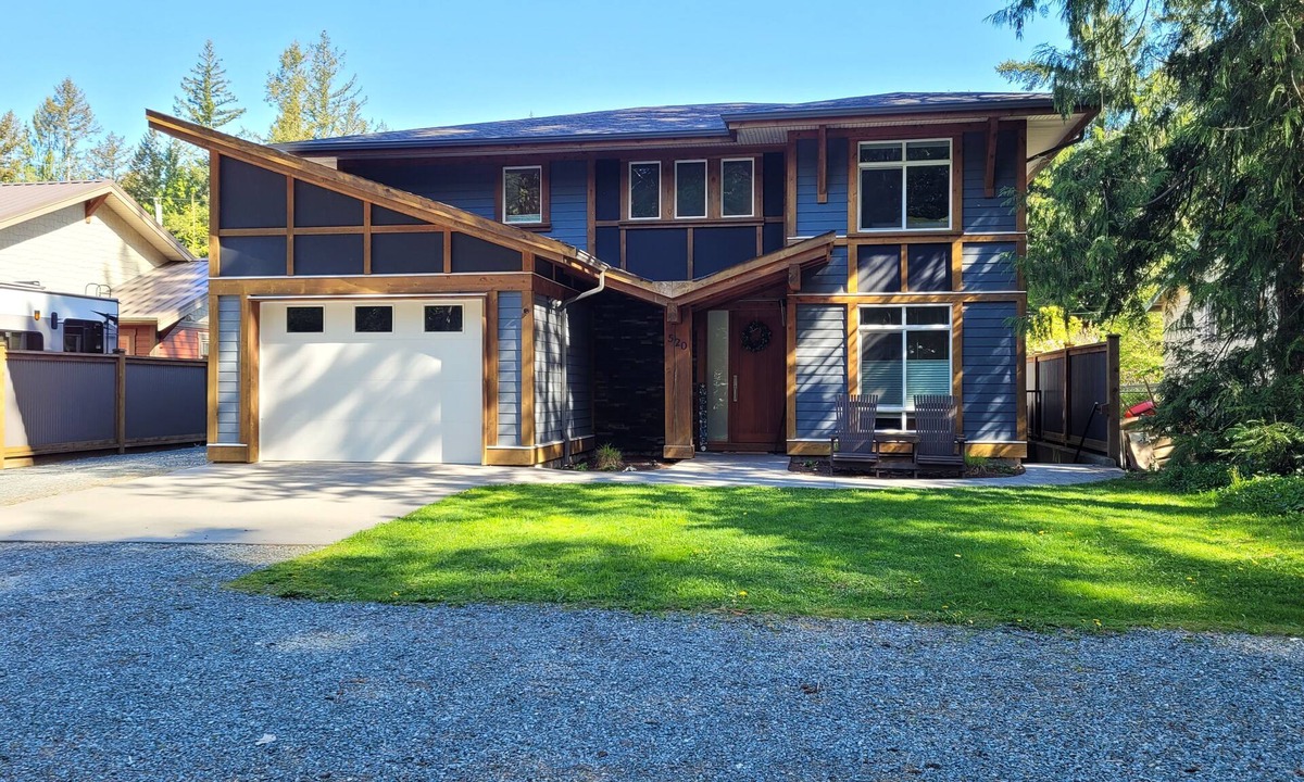 Cultus Lake House | Large Luxury Lakeside Suite for up to 6 People