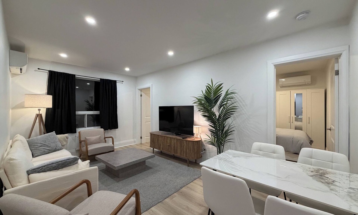 East York Apartment | Leaside 2BR with parking and laundry, family and pet friendly neighbourhood
