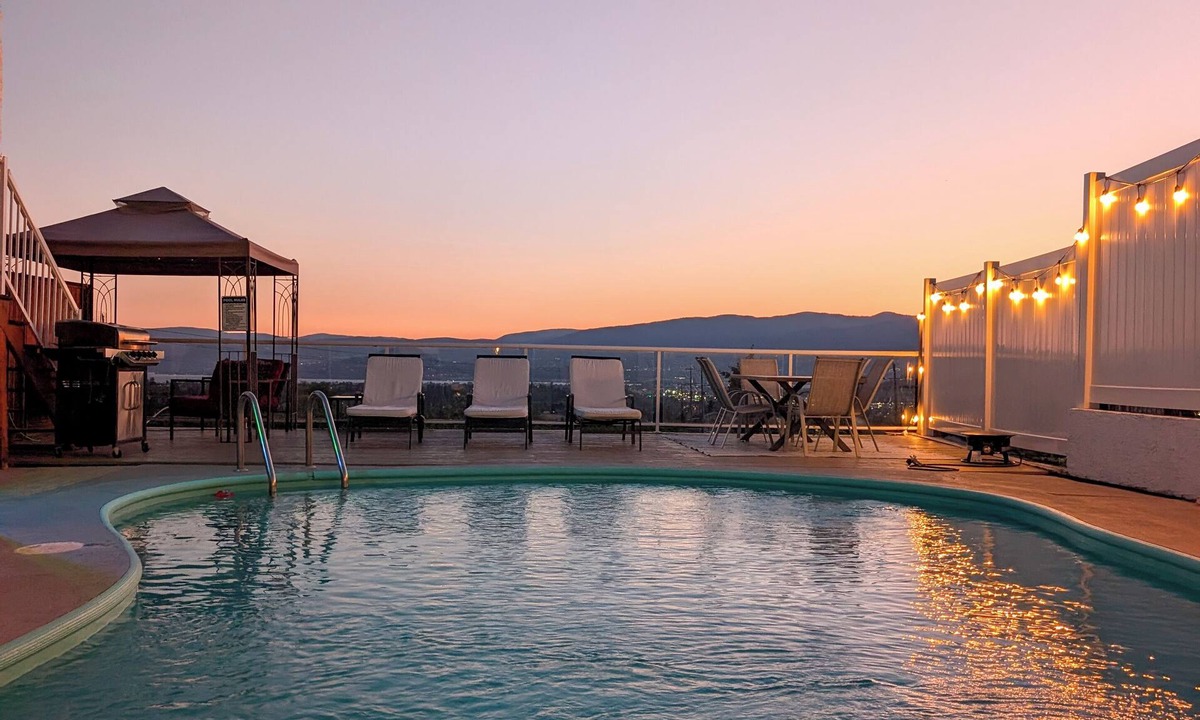 Toovey Heights House | Licensed Private Pool Sunset Views 15 min to Downtown