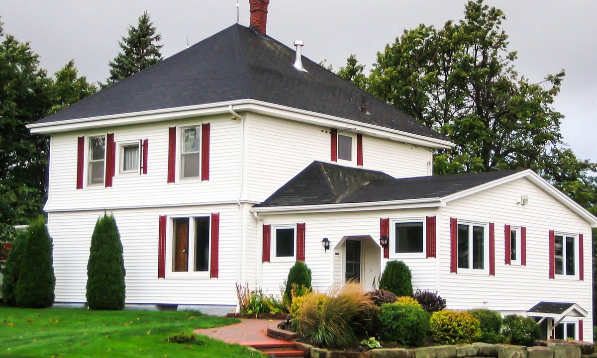 New London Bed & Breakfast | Linden Homestead: Modern King Bed B&B suite in Century Farm House