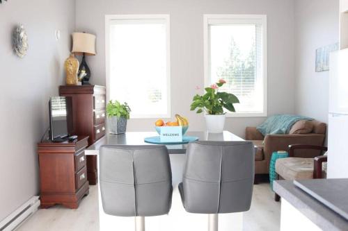 Saanich East Apartment | Location, Location, Location-Immaculate 1 Bedroom Suite