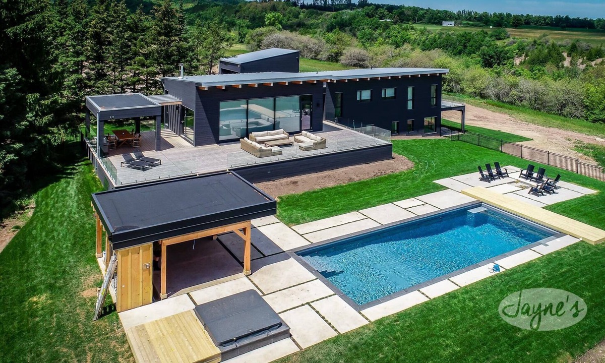 Creemore House | Lovely 5bdrm 3bath modern home in Creemore!