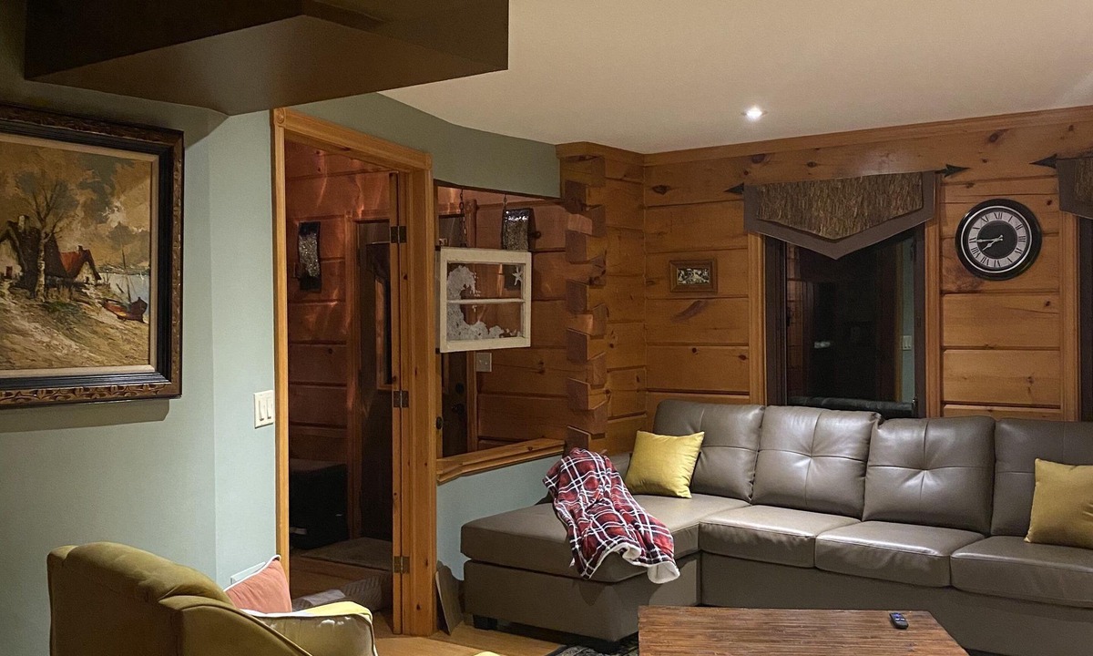 Port Dover Cottage | Lovely log cottage by the lake