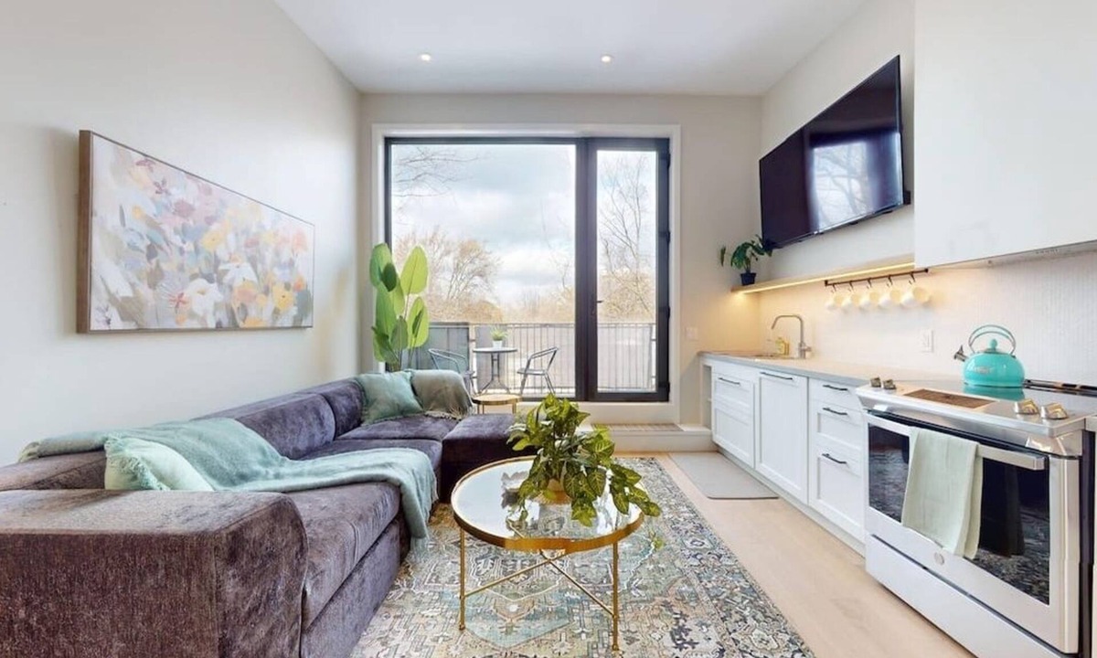 Leslieville House | LUX 2025 Townhome - 10 Min to Downtown - FREE Parking - 2 Kitchens